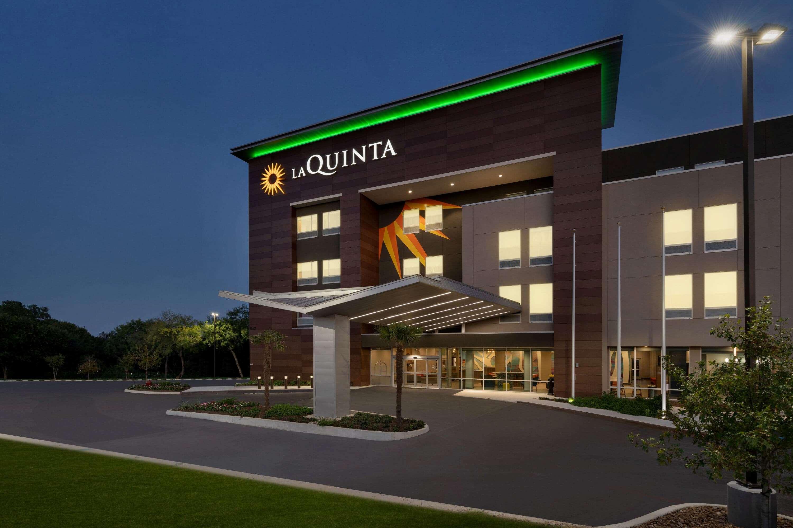 La Quinta Inn & Suites By Wyndham San Antonio Seaworld Lafb Extérieur photo