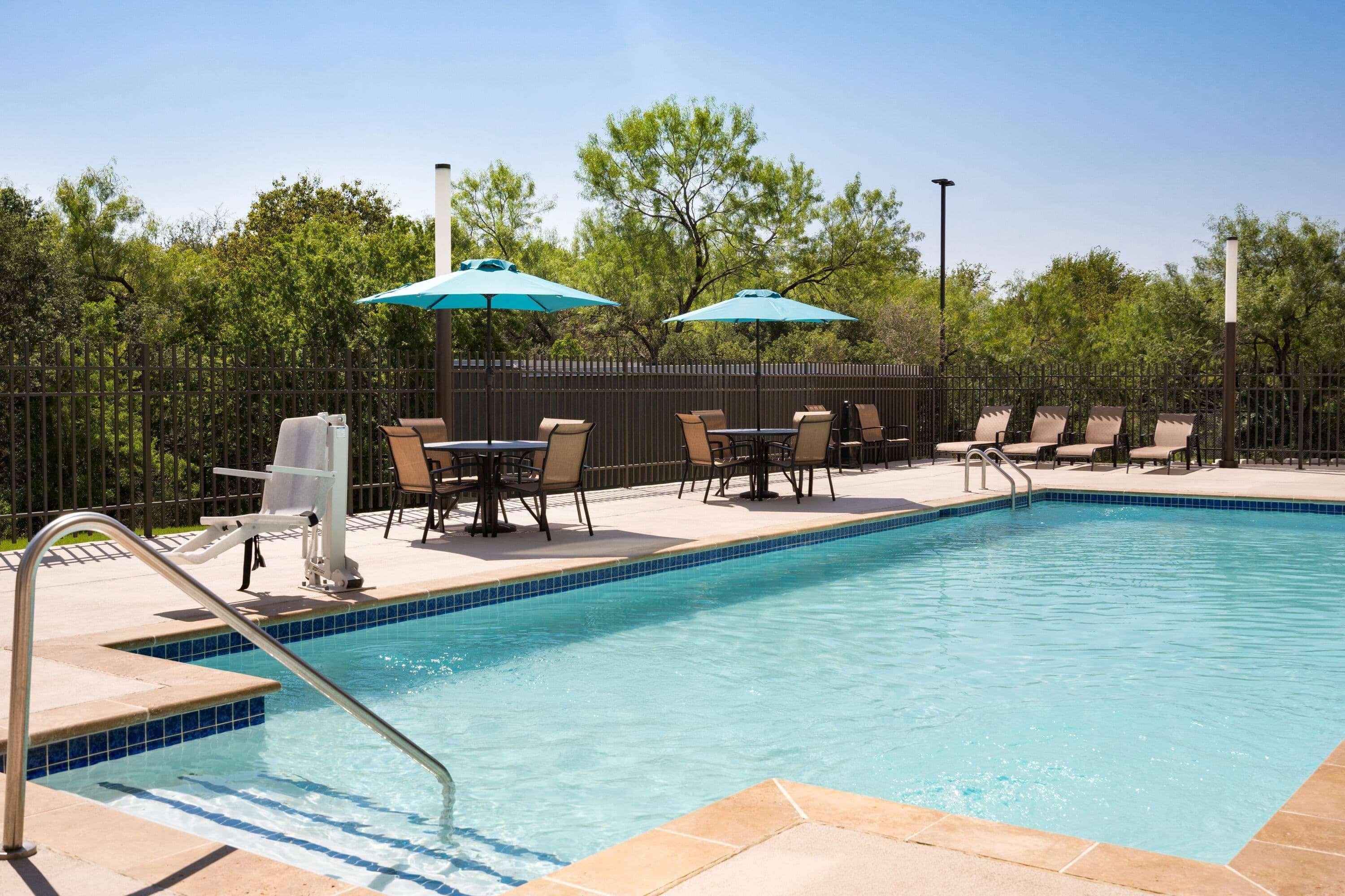 La Quinta Inn & Suites By Wyndham San Antonio Seaworld Lafb Extérieur photo