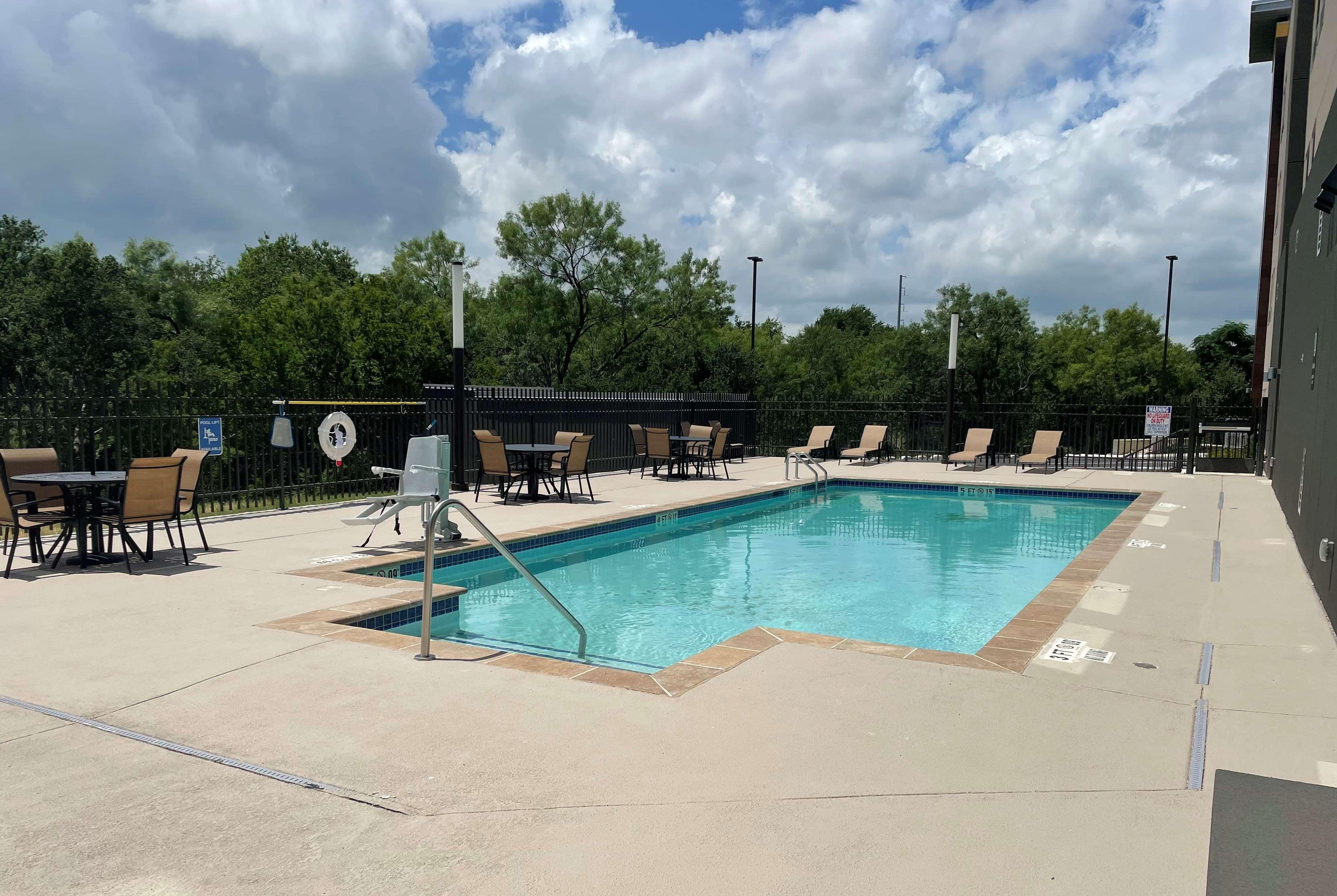 La Quinta Inn & Suites By Wyndham San Antonio Seaworld Lafb Extérieur photo